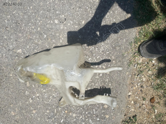 Mitsubishi Carisma silecek su bidonu