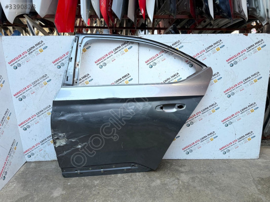 Skoda süper b sol arka kapı (az hasarlı)