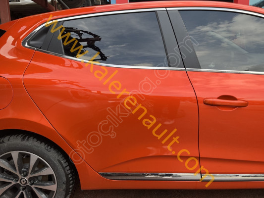 Renault Clio 5 Sağ Arka Kapı (Mercan Turuncu) 821008513R