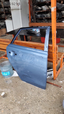 Toyota auris 2016 sag arka kapi