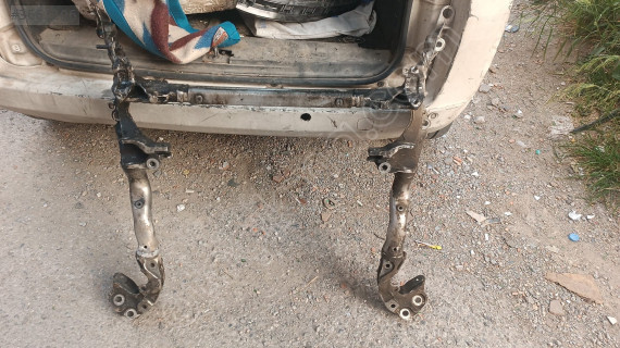 Audi A4 motor alt travers çıkma