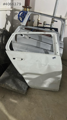 Volkswagen golf 13-20 sağ arka  ufak hasarlı