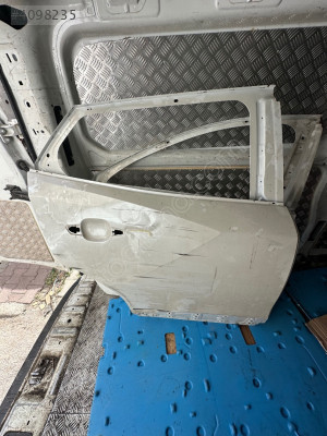 Peugeot 2008 sağ arka kapı orijinal