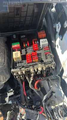 Volkswagen caddy 04-11 sigorta kutusu