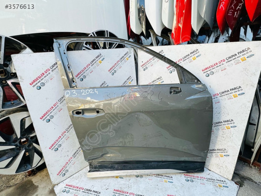 Audi Q3 sağ ön kapı (hasarlı parça)