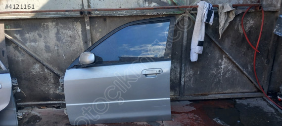 Mazda familia sol ön kapı