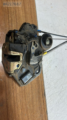 2004-2007 TOYOTA AVENSİS SAĞ ÖN KAPI KİLİDİ ORJ ÇIKMA