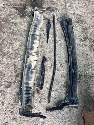 RENAULT FLUENCE ÖN CAM IZGARASI VE ALT PLASTİK BAKALİTİ