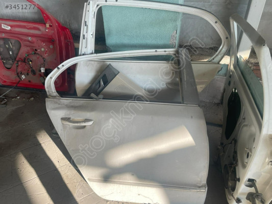 Skoda Suberb 2013 Model Sag arka kapı çıkma beyaz renk
