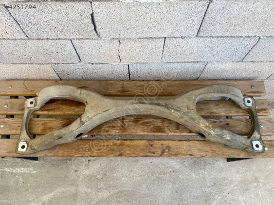 7L8512369 AUDİ Q7 ARKA TRAVERS