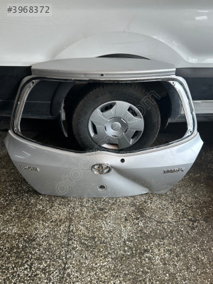 Toyota yaris bagaj  kapağı