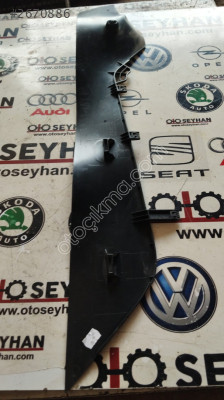 5E4863046 Skoda Octavia 2021 orta konsol sağ yan kaplaması