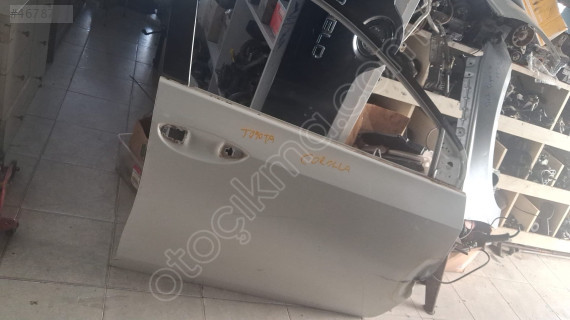 Toyota corrolla kapı (çıtır hasarlı)