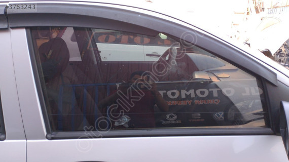 hyundai getz sağ ön kapı camı