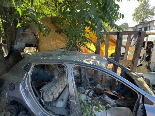 RENAULT CLİO 4 TAVAN ARKA ÇAMURLUK ÜÇEL OTO ÇIKMA BURSA