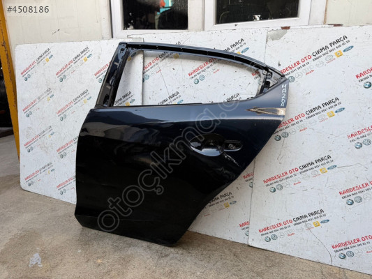 Mazda 3 sol arka kapı (az hasarlı)
