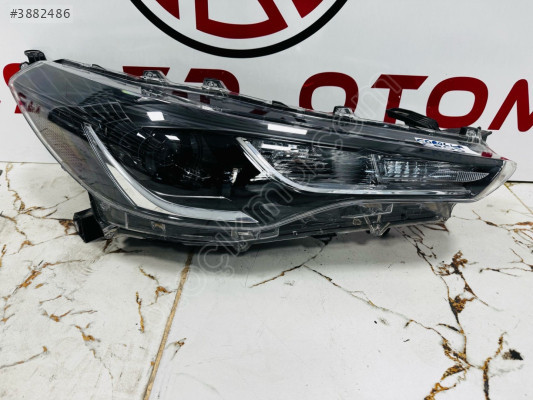 Toyota Corolla cros sağ ön far