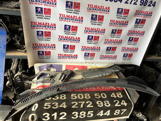 Peugeot 207 çıkma cam ön ızgarası
