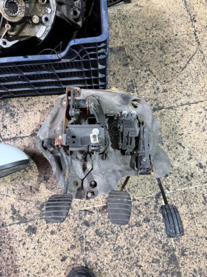 RENAULT CLİO 2 DEBRİYAJ PETALİ FREN PETALİ ELEKTİRİKLİ GAZ PETALİ