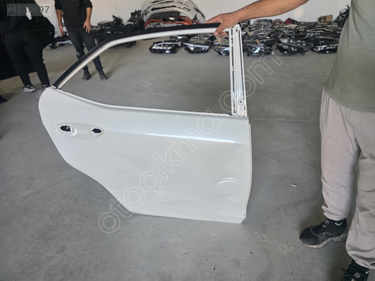 2013/2018 TOYOTA COROLLA BEYAZ SAĞ ARKA KAPI ORJINAL LOKALLİK